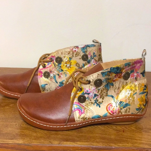 ? Shoes - Ladies shoe size 8 brown with gold detailing GUC